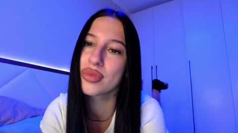 delly_love online show from June 3, 2026, 7:19 pm