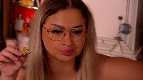 Ela online show from April 12, 2026, 11:21 pm