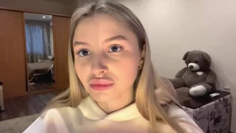 Snapshot of deonnagarn chatting on October 19, 2025, 2:07 pm Vi Victoria online show from October 19, 2025, 2:07 pm