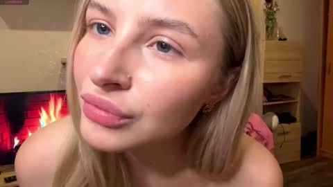 Snapshot of deonnagarn chatting on November 10, 2025, 3:44 pm Vi Victoria online show from November 10, 2025, 3:44 pm