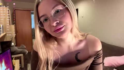 Snapshot of deonnagarn chatting on November 15, 2025, 1:07 pm Vi Victoria online show from November 15, 2025, 1:07 pm