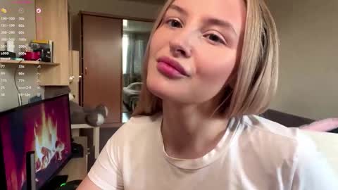 Snapshot of deonnagarn chatting on November 22, 2025, 11:42 am Vi Victoria online show from November 22, 2025, 11:42 am