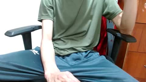 Snapshot of dereck1986 chatting on December 20, 2025, 9:27 am dereck online show from December 20, 2025, 9:27 am