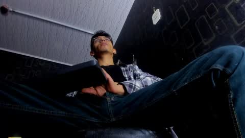 Snapshot of dereck_monroe chatting on May 28, 2026, 12:13 pm Dereck online show from May 28, 2026, 12:13 pm