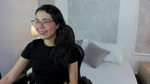 Snapshot of desireee_ chatting on May 6, 2026, 7:19 pm desire online show from May 6, 2026, 7:19 pm