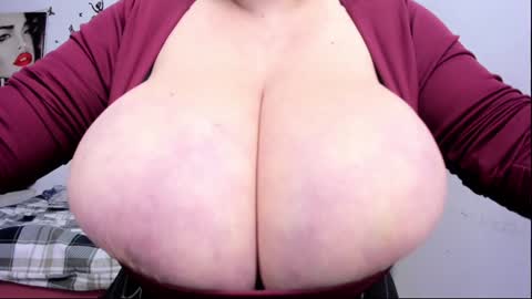 Snapshot of desirehugeboobs4you chatting on February 1, 2025, 3:30 am Nicky online show from February 1, 2025, 3:30 am