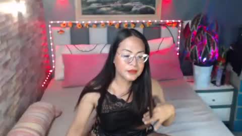 Snapshot of destinyrosexx chatting on November 15, 2025, 3:37 am Rose online show from November 15, 2025, 3:37 am