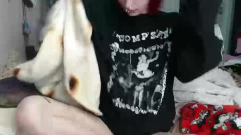 Snapshot of devilg1rl chatting on June 2, 2026, 11:07 pm poutyangel online show from June 2, 2026, 11:07 pm