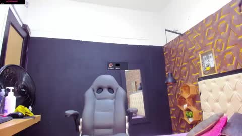 Snapshot of deyy_madisson chatting on February 5, 2025, 8:04 pm Madisson online show from February 5, 2025, 8:04 pm