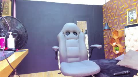 Snapshot of deyy_madisson chatting on February 12, 2025, 7:02 pm Madisson online show from February 12, 2025, 7:02 pm