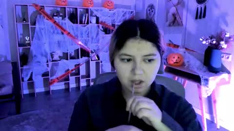 Dia online show from October 31, 2025, 8:10 pm