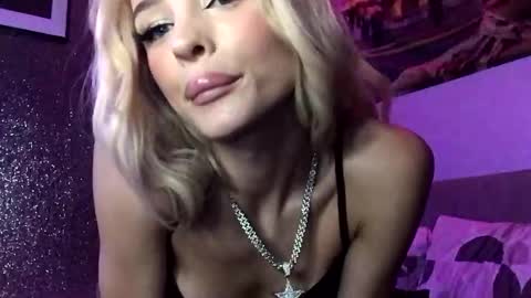 Snapshot of diamond_the_blonde chatting on October 20, 2025, 10:21 pm Diamond online show from October 20, 2025, 10:21 pm