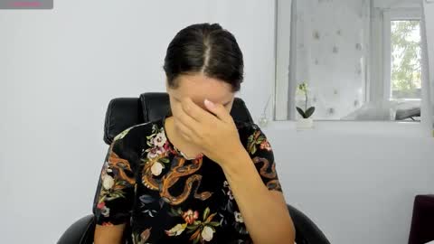 diamondkay_ online show from October 7, 2025, 8:11 am