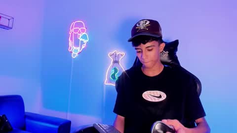 dikey_18 online show from September 27, 2025, 8:58 pm