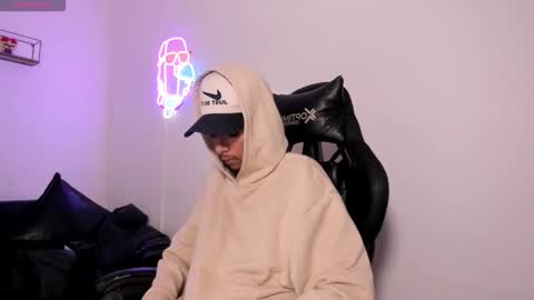 dikey_18 online show from March 24, 2026, 9:42 pm