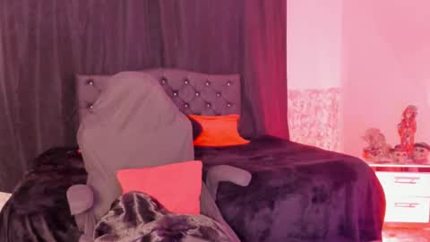 Snapshot of dirty_foxy69 chatting on February 8, 2026, 2:04 am Violet online show from February 8, 2026, 2:04 am