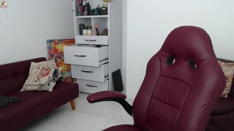 Snapshot of diva_milf chatting on December 28, 2024, 10:13 pm Diva online show from December 28, 2024, 10:13 pm