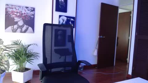 Snapshot of divineisis chatting on February 4, 2026, 12:00 pm Hera online show from February 4, 2026, 12:00 pm