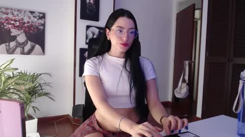 Snapshot of divineisis chatting on February 16, 2026, 12:34 pm Hera online show from February 16, 2026, 12:34 pm