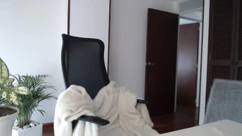 Snapshot of divineisis chatting on February 23, 2026, 12:35 pm Hera online show from February 23, 2026, 12:35 pm