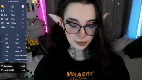 dixipixi_ online show from October 25, 2025, 6:10 am