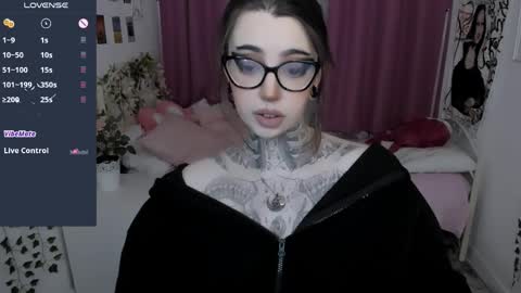 dixipixi_ online show from April 4, 2026, 5:38 am