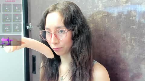 Snapshot of doll_bella_ chatting on January 10, 2025, 8:37 pm Bella online show from January 10, 2025, 8:37 pm