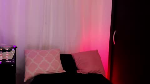 Snapshot of doll_venus chatting on March 12, 2025, 1:14 am Roxana independent model can you help me reach 100 hands up uwu online show from March 12, 2025, 1:14 am