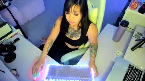 DOLLLFACE online show from October 4, 2025, 6:22 am