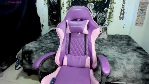 dolly_bones online show from October 1, 2025, 11:55 pm