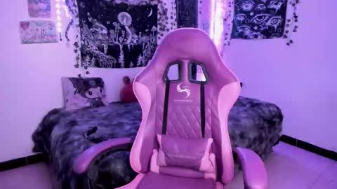 dolly_bones online show from October 31, 2025, 10:55 pm