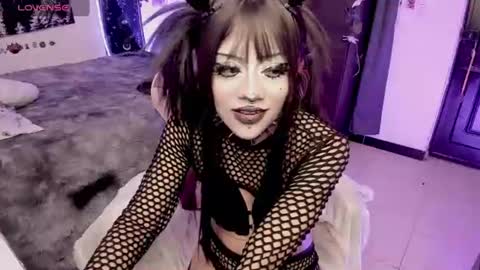 dolly_bones online show from June 19, 2026, 10:35 pm