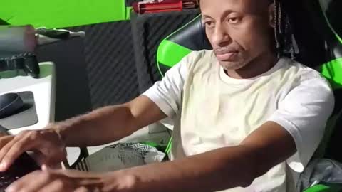 dondiego5511 online show from April 19, 2026, 10:34 pm