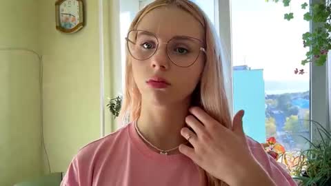 Karolina online show from October 7, 2025, 11:40 am