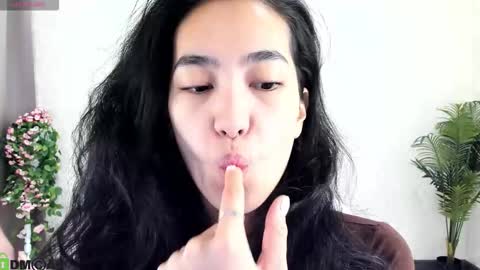 Snapshot of donnaa_drew chatting on November 4, 2025, 3:05 am Aura online show from November 4, 2025, 3:05 am