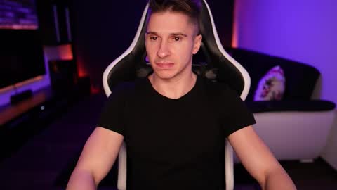 Dorian Reyes online show from October 19, 2025, 8:42 pm