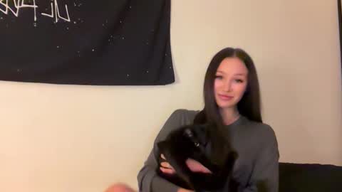 MOLLYYYY dont forget to give me a thumb up online show from October 24, 2025, 1:07 pm