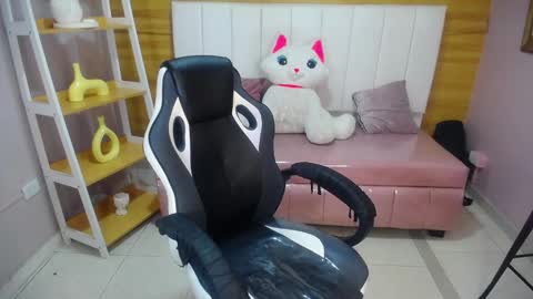 Draviana  online show from October 19, 2025, 3:07 am