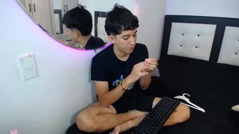 -- nicolle and jhon -- online show from November 4, 2025, 8:19 pm