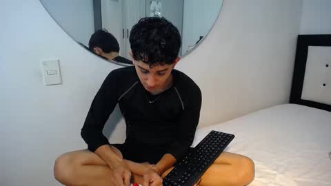 -- nicolle and jhon -- online show from November 20, 2025, 4:01 am