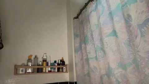 RIRI OR DREAMY online show from November 16, 2025, 3:28 pm