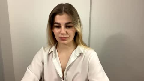 Bella online show from September 25, 2025, 5:49 pm