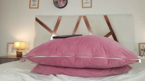 DULCE AURORA online show from January 8, 2025, 8:49 am