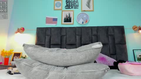 DULCE AURORA online show from January 18, 2025, 9:02 am