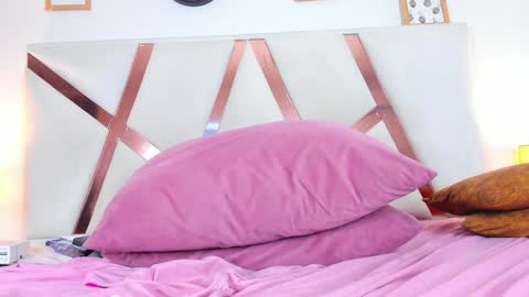 DULCE AURORA online show from February 6, 2025, 5:57 am