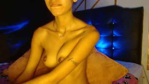 dulcelatina222 online show from October 1, 2025, 11:33 pm