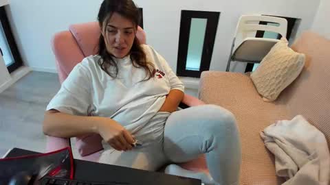 dayana online show from November 3, 2025, 5:42 am