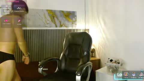 dyla_n18_ online show from October 31, 2025, 9:27 pm