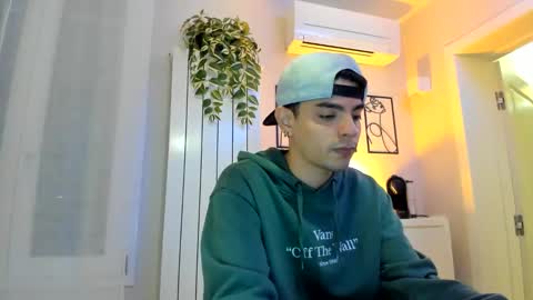 D Y L A N online show from December 8, 2024, 5:22 pm