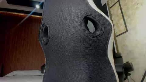 dylanroyce_ online show from April 17, 2026, 12:19 pm